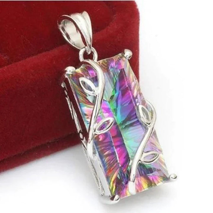 Regenbogenfarbener Kristallanhänger mit silberner Fassung, eleganter Schmuck für Damen.