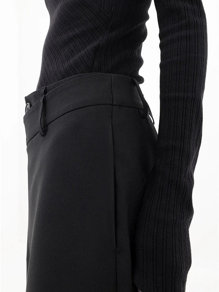 Schwarzer Strickpullover und Hose, Damenmode, elegantes Outfit, Herbstkleidung, seitliche Ansicht.