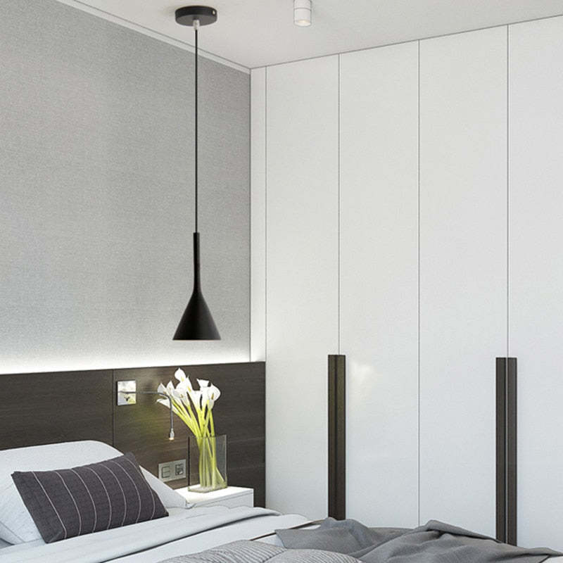 Schwarze Pendelleuchte im modernen Schlafzimmer, minimalistisch, elegante Beleuchtung, Inneneinrichtung.