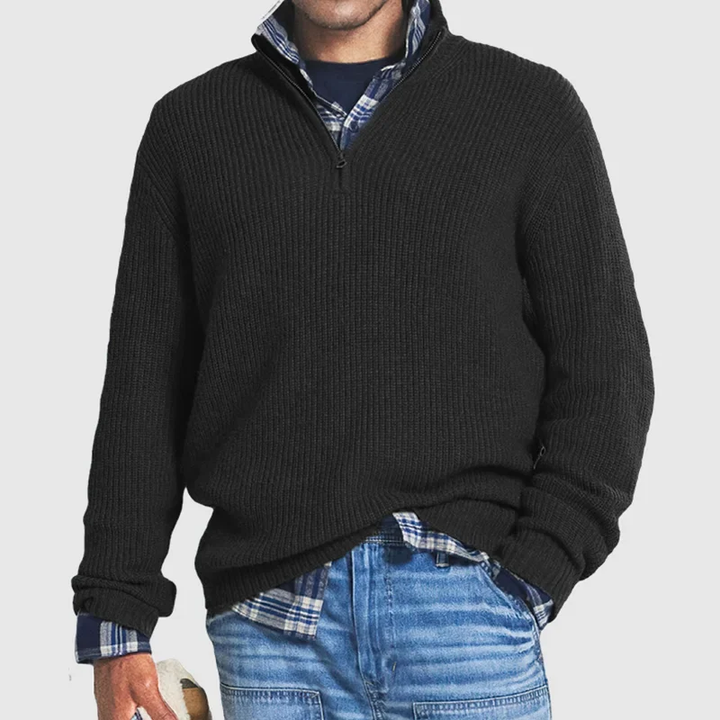 Schwarzer Herrenpullover mit Reißverschluss, gerippt, über kariertem Hemd, lässiger Stil.