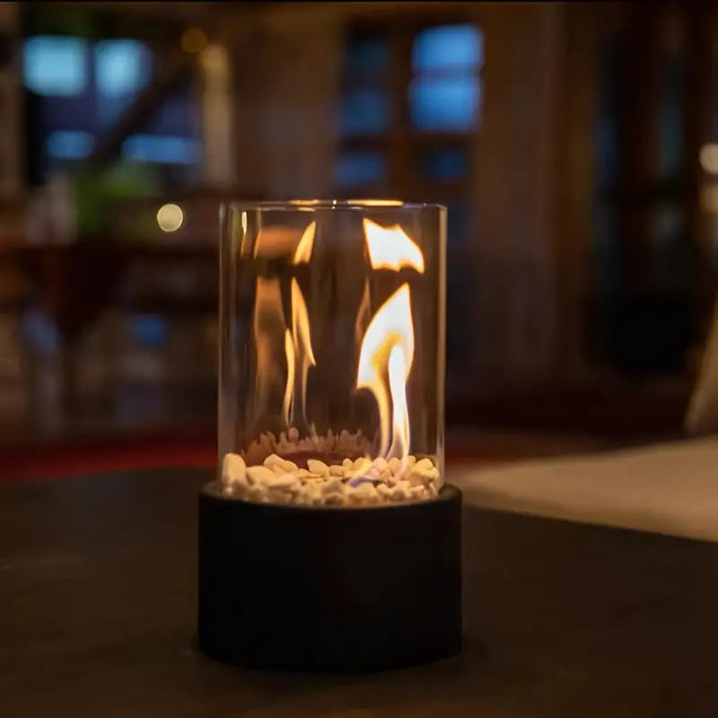 Tischkamin mit Glaszylinder, Flammen, schwarzer Sockel, dekorative Beleuchtung, modern.
