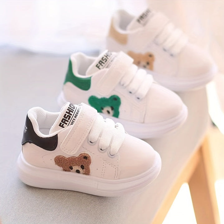 Weiße Kinderschuhe mit Bärenmotiv, Klettverschluss, modisch, bequem, für Jungen und Mädchen.