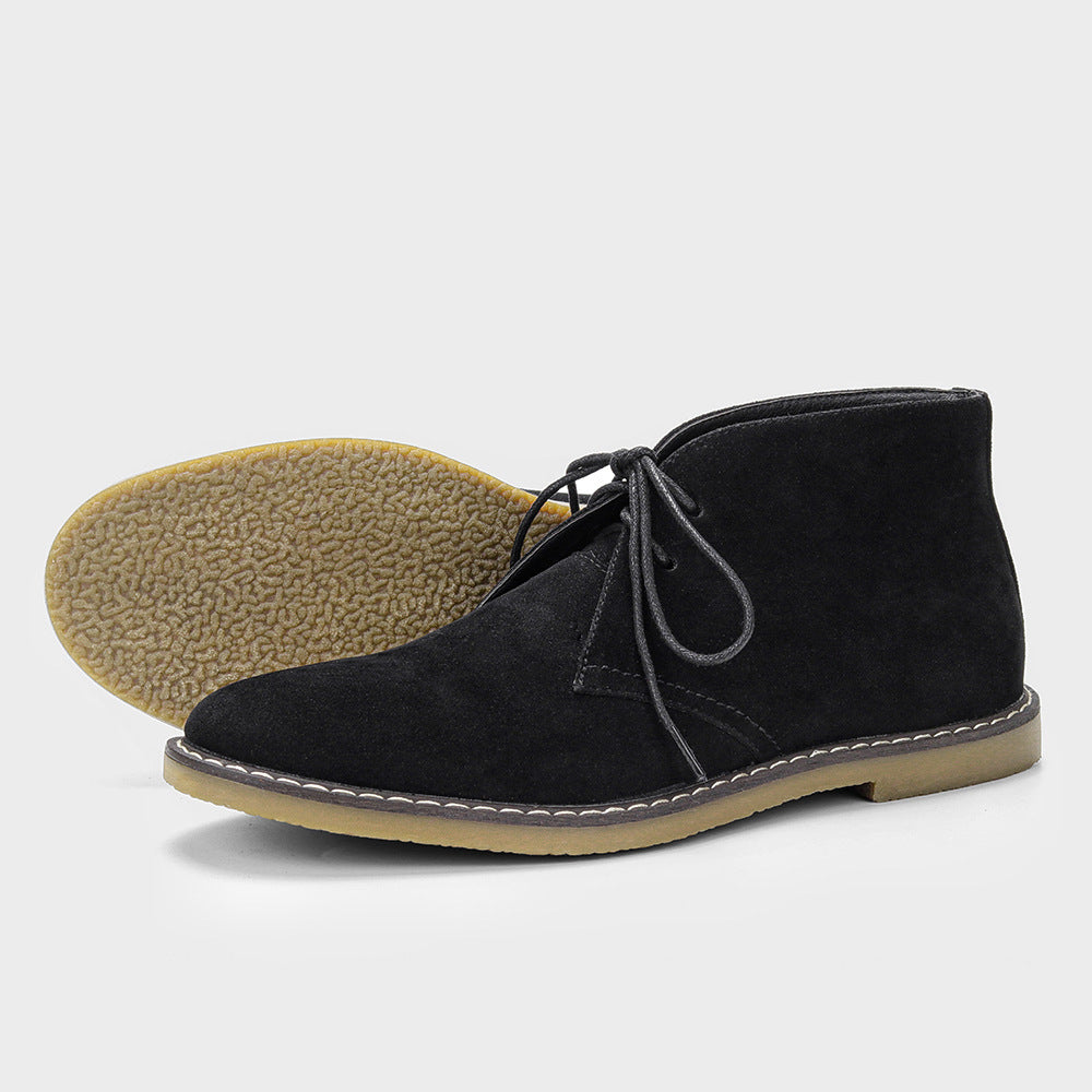 Schwarze Wildleder Desert Boots mit Schnürung und heller Gummisohle für Herren.