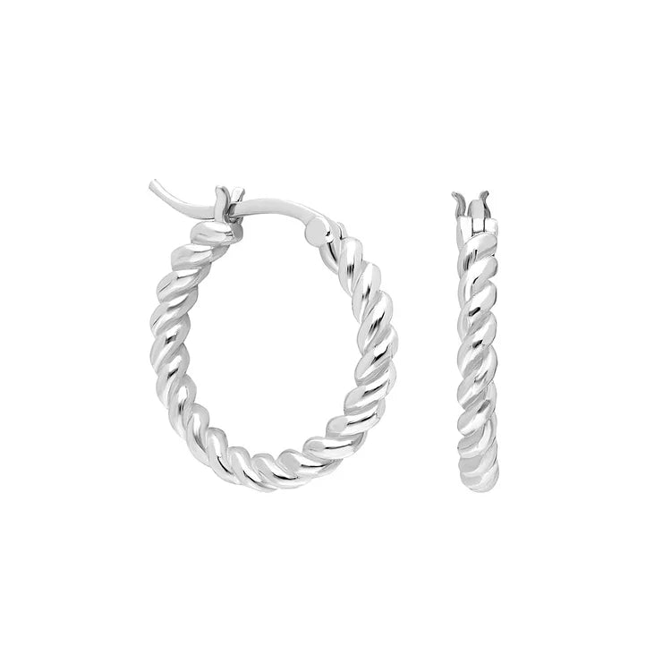 Silberne Creolen Ohrringe, gedrehtes Design, modischer Schmuck, Damenaccessoire.