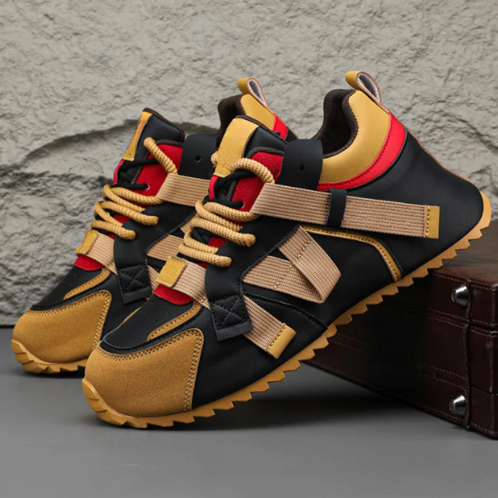 Schwarze und gelbe Sneaker mit rotem Akzent, sportlich, rutschfeste Sohle, Herrenmode.