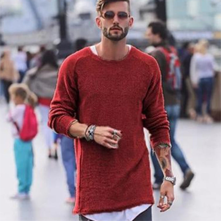 Mann in rotem Strickpullover, lässiger Stil, modisch, urban, Herbstmode, Straße.