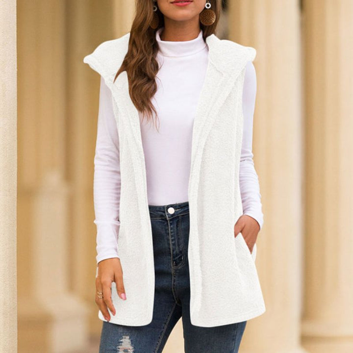 Frau in weißer Fleeceweste, Rollkragenpullover, Jeans, Herbstmode, lässiger Stil.