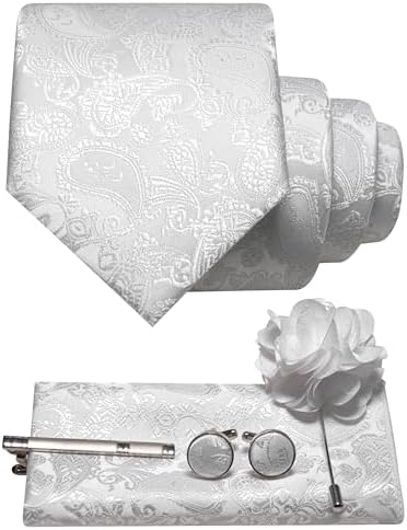 Set s bílou paisley kravatou, kapesníčkem do saka, manžetovými knoflíčky, sponou na kravatu a bílou květinovou broží do klopy. 19