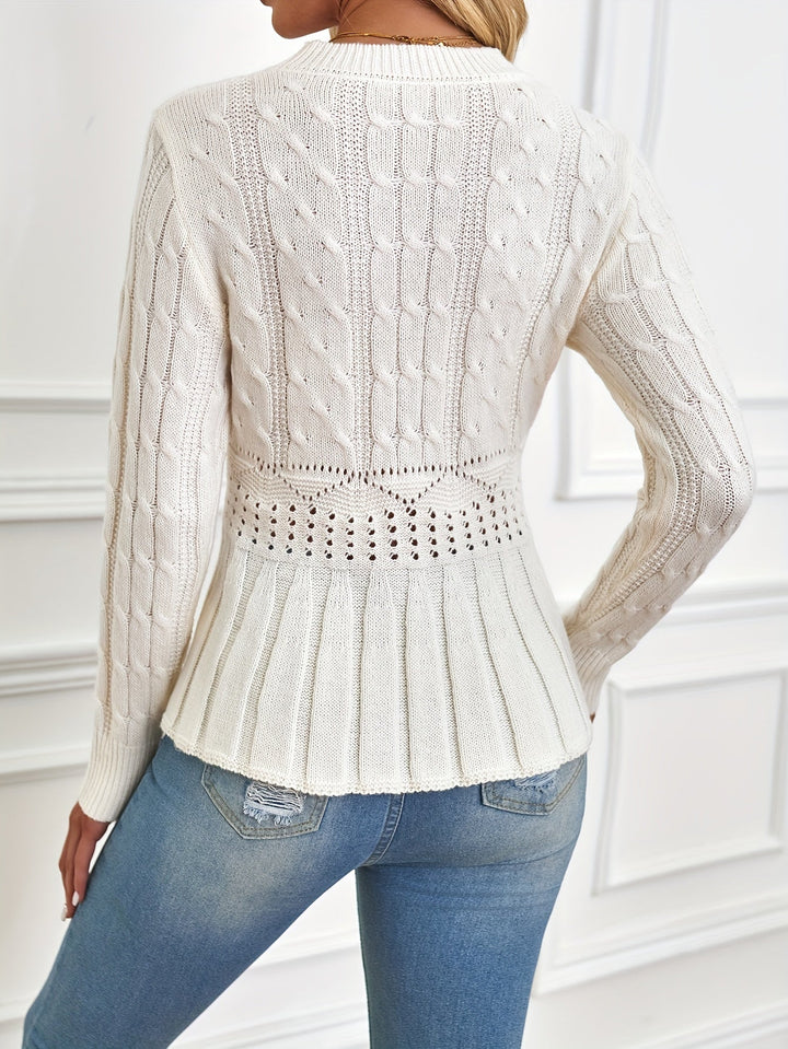 Frau in weißem Strickpullover mit Zopfmuster und blauer Jeans, Rückansicht, modisch, elegant.