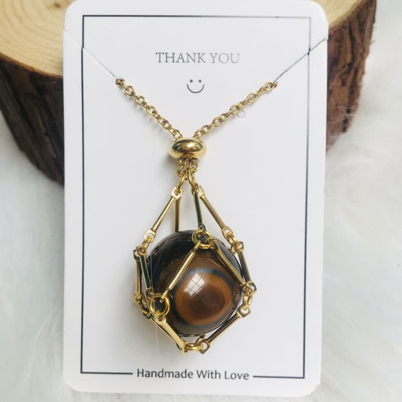 Goldene Halskette mit Tigerauge-Anhänger, handgefertigt, Schmuck, Geschenkidee, elegant.