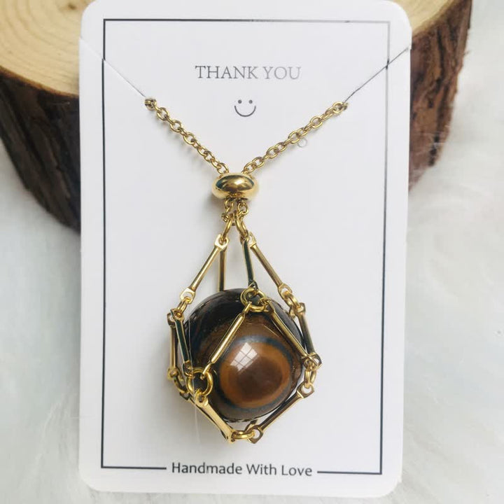 Goldene Halskette mit Tigerauge-Anhänger, handgefertigt, Schmuck, Geschenkidee, elegant.
