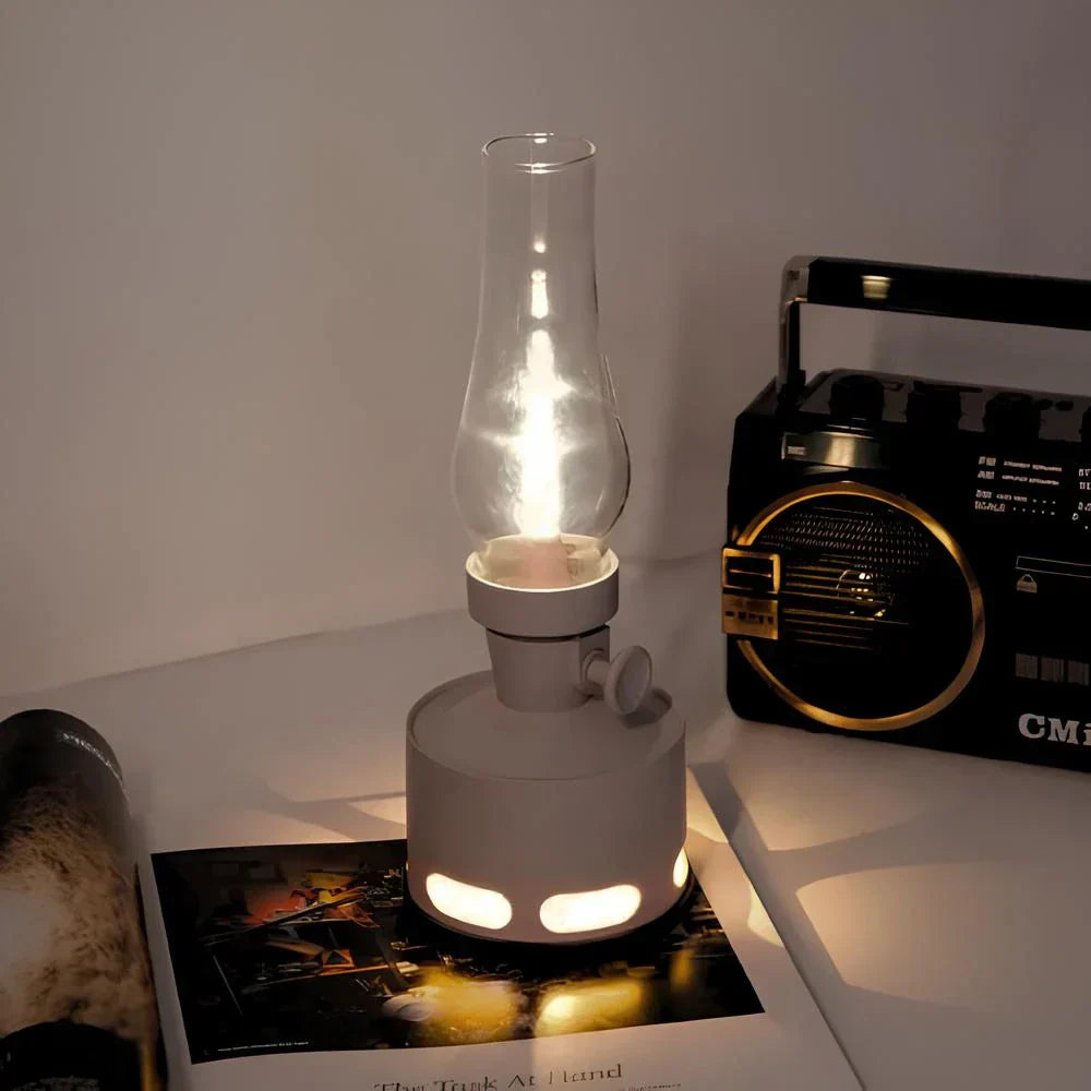 Retro Tischlampe mit Glaszylinder, warmweißes Licht, Vintage-Design, Dekoration, Wohnzimmer.
