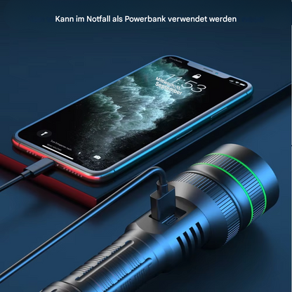 Smartphone lädt mit Taschenlampe als Powerbank, blauer Hintergrund, Notfall-Ladegerät.