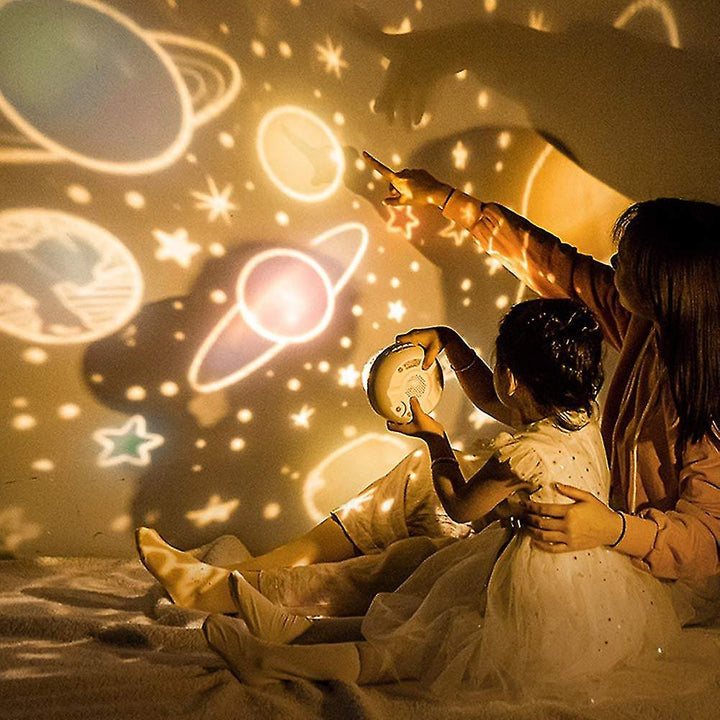 Mutter und Kind mit Nachtlichtprojektor, projizieren Planeten und Sterne an die Wand.