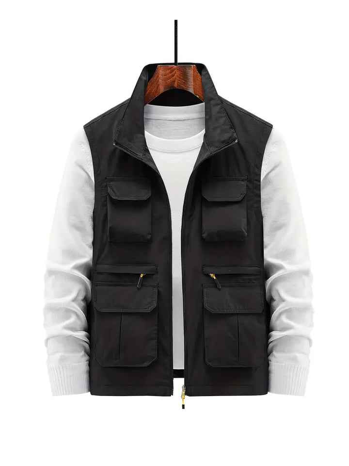Schwarze Herrenweste mit Taschen, Reißverschluss, über weißem Pullover, Outdoor-Mode.