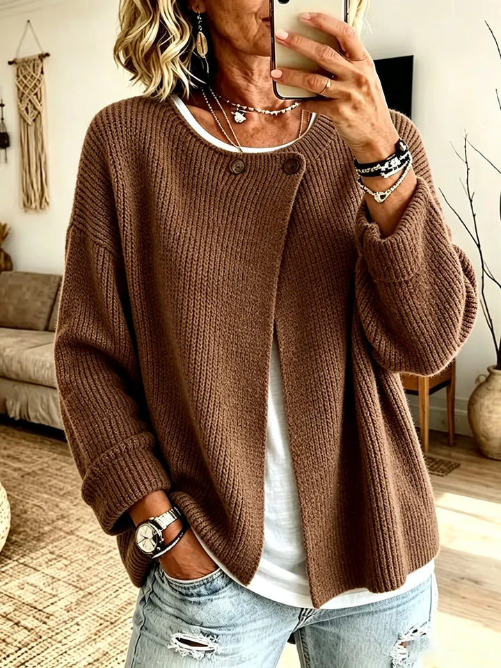 Čokoládově hnědý žebrovaný cardigan s dvěma knoflíky u krku, nošený přes bílý top a světlé džíny 4