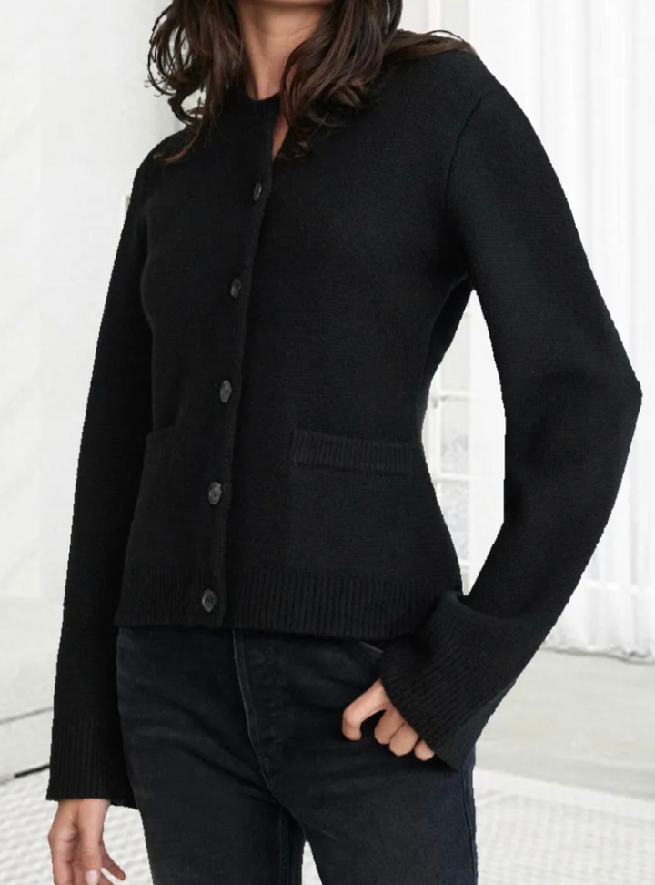 Schwarze Damen-Strickjacke, Knopfleiste, lange Ärmel, elegantes Design, Herbstmode.
