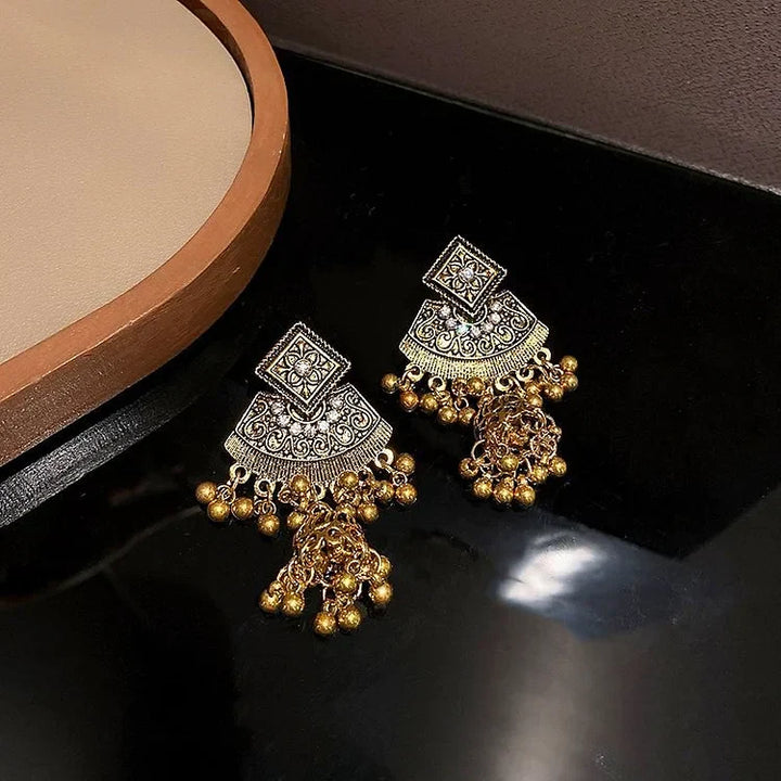 Antike goldene Ohrringe mit filigranem Design, Schmuck, Damenaccessoire, Vintage-Stil.