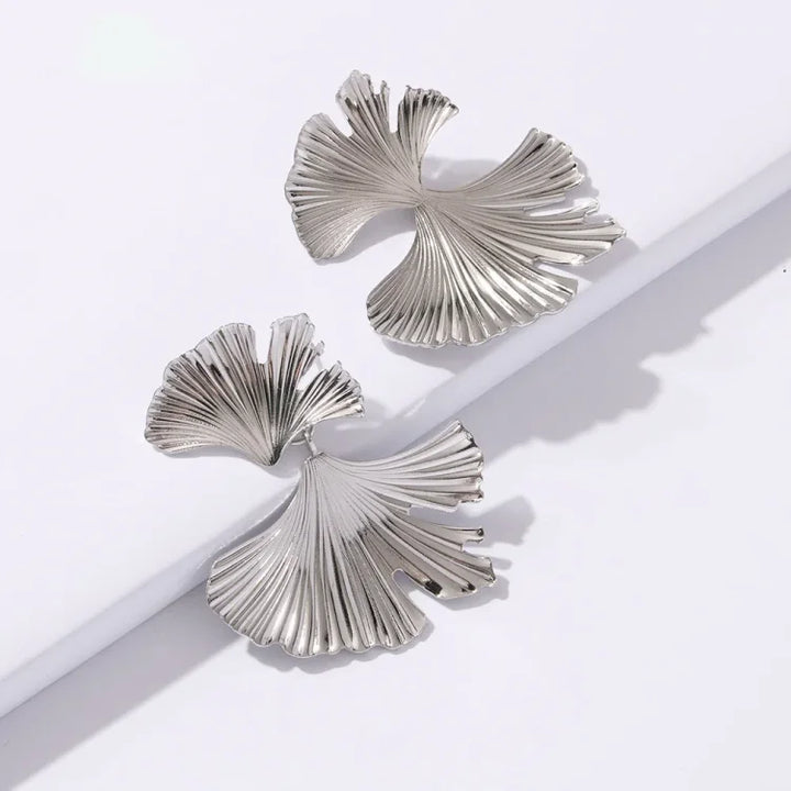 Silberne Ginkgo-Ohrringe, modernes Design, eleganter Schmuck, Damenaccessoire.
