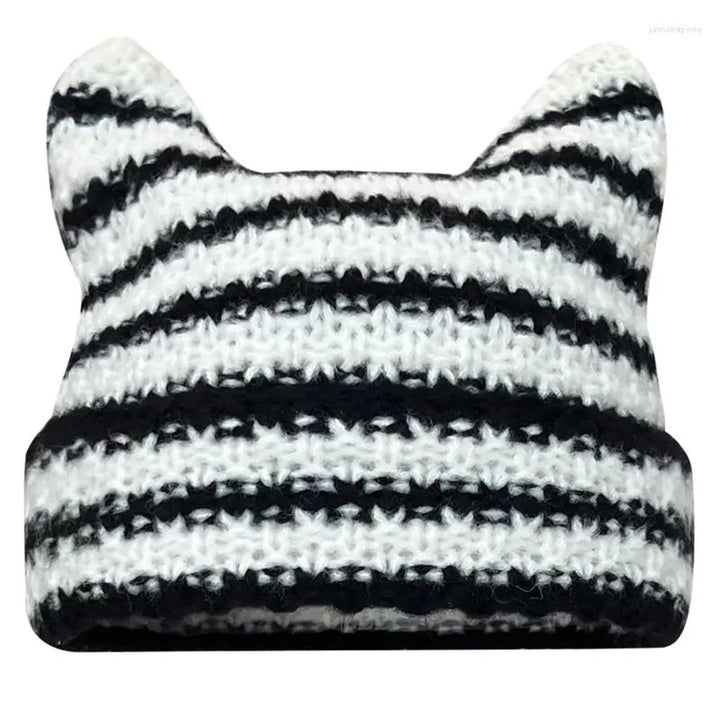 Schwarz-weiß gestreifte Strickmütze mit Katzenohren, Wintermode, Unisex, warm und stylisch.