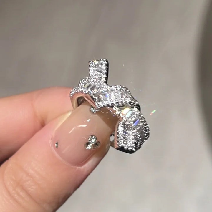 Silberner Diamantring mit Schleifen-Design, funkelnd, luxuriös, eleganter Schmuck für Damen.