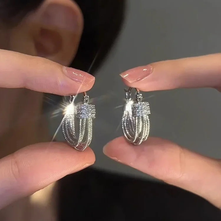 Silberne Creolen Ohrringe mit Strasssteinen, funkelnd, eleganter Schmuck für Damen.