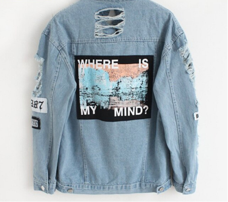 Blaue Jeansjacke mit zerrissenen Details und Aufdruck "Where is my mind?" auf dem Rücken.