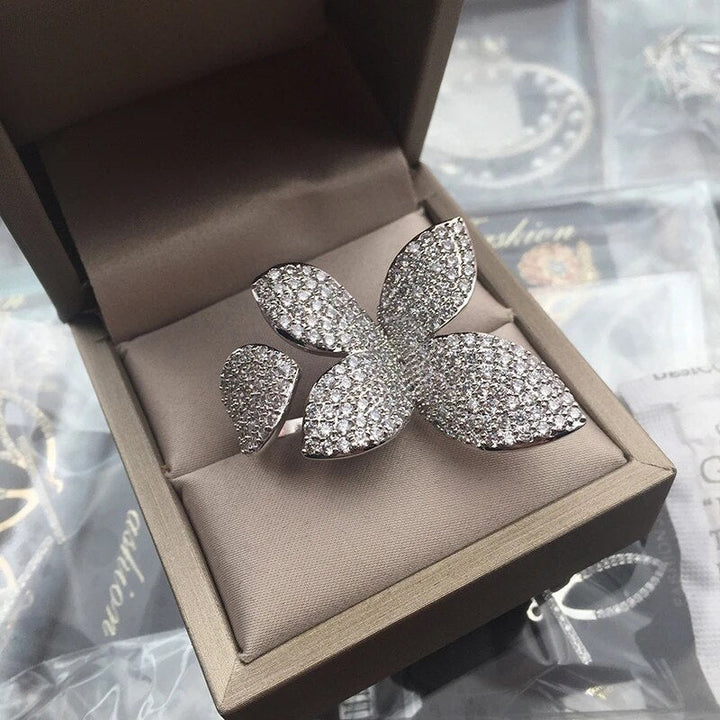 Silberner Schmetterling-Ring mit Strasssteinen in Schmuckschatulle, elegantes Design.