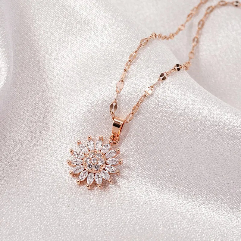 Roségoldene Halskette mit Sonnenblumen-Anhänger, Zirkonia-Steine, eleganter Schmuck.