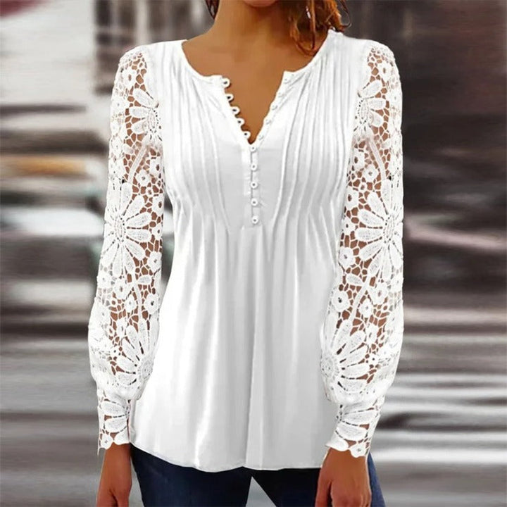 Weiße Damenbluse mit Spitzenärmeln, Knopfleiste, elegant, lässig, modisch, Baumwolle.