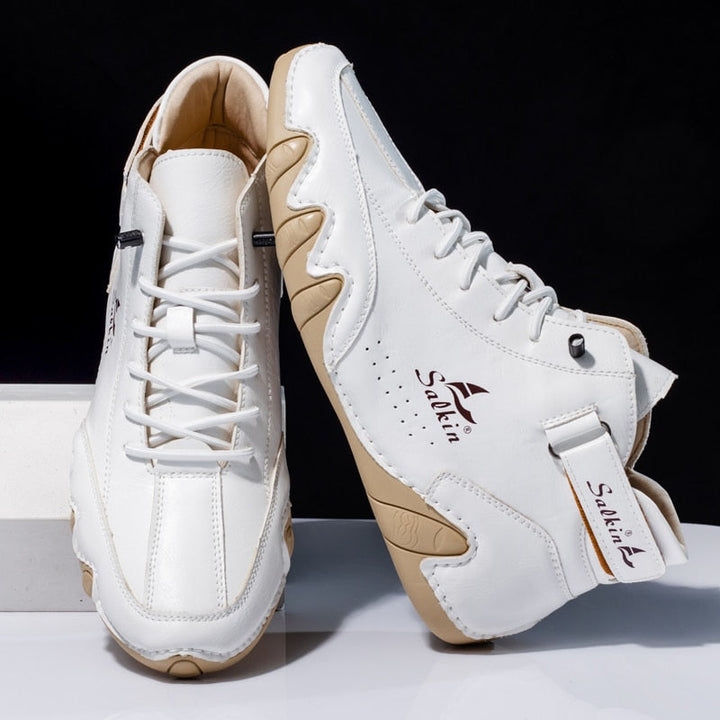 Weiße Ledersneaker mit brauner Sohle, sportliches Design, Schnürung, Herrenmode.