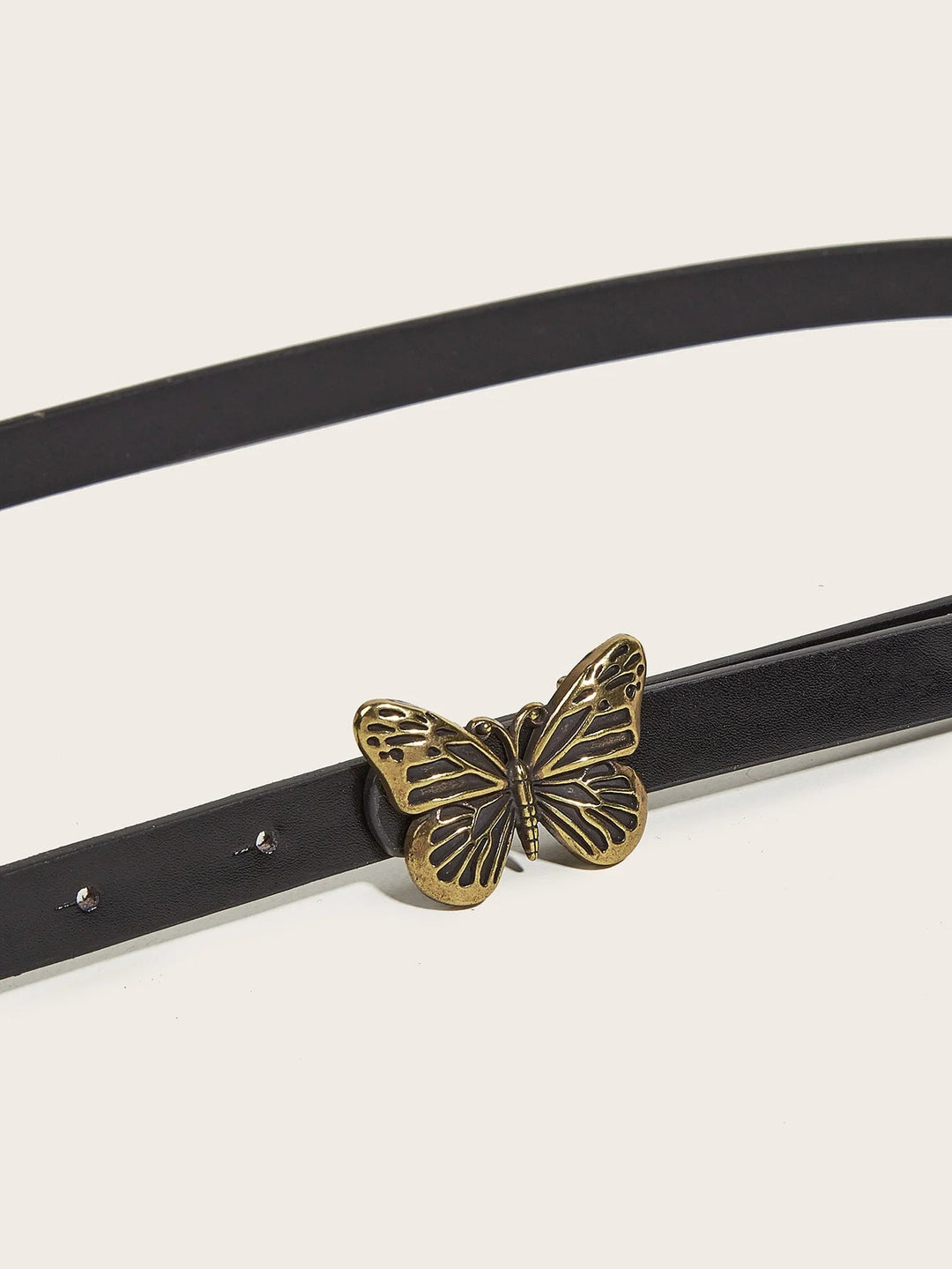 Schwarzer Ledergürtel mit bronzefarbener Schmetterlingsschnalle, modisches Accessoire.