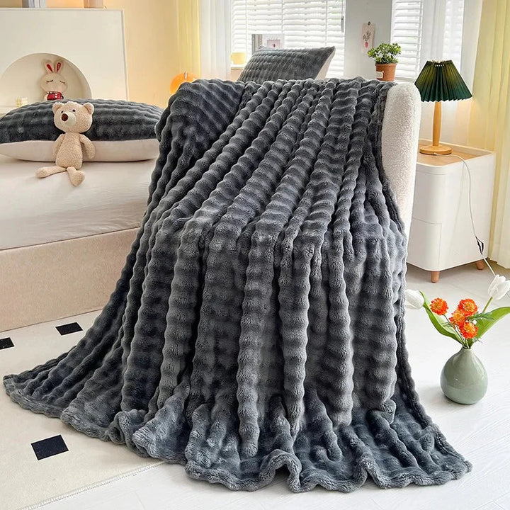 Graue Plüschdecke auf Bett, gemütliches Schlafzimmer, moderne Einrichtung, Tagesdecke, Dekoration.