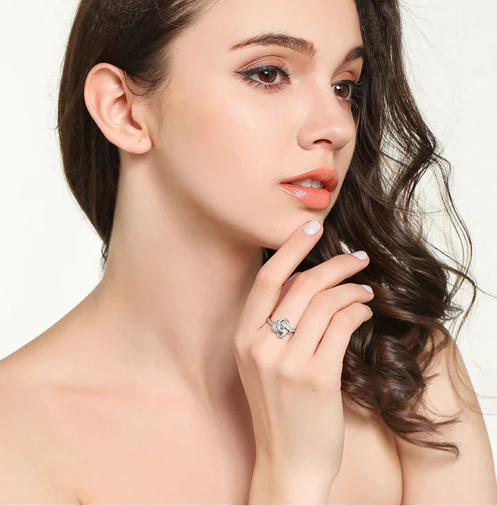 Frau mit elegantem Silberring, Zirkonia, Schmuck, Modeaccessoire, stilvoll, glamourös.