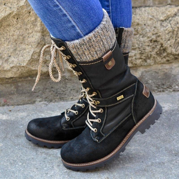 Schwarze Damen-Winterstiefel mit Schnürung, Strickbündchen und robuster Sohle, Outdoor-tauglich.