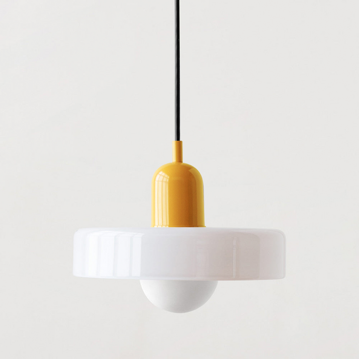 Gelbe Pendelleuchte mit weißem Lampenschirm, modernes Design, Innenbeleuchtung, minimalistisch.