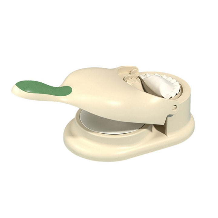 Teigtaschenformer aus Kunststoff, beige mit grünem Griff, Küchenwerkzeug für Ravioli und Dumplings.