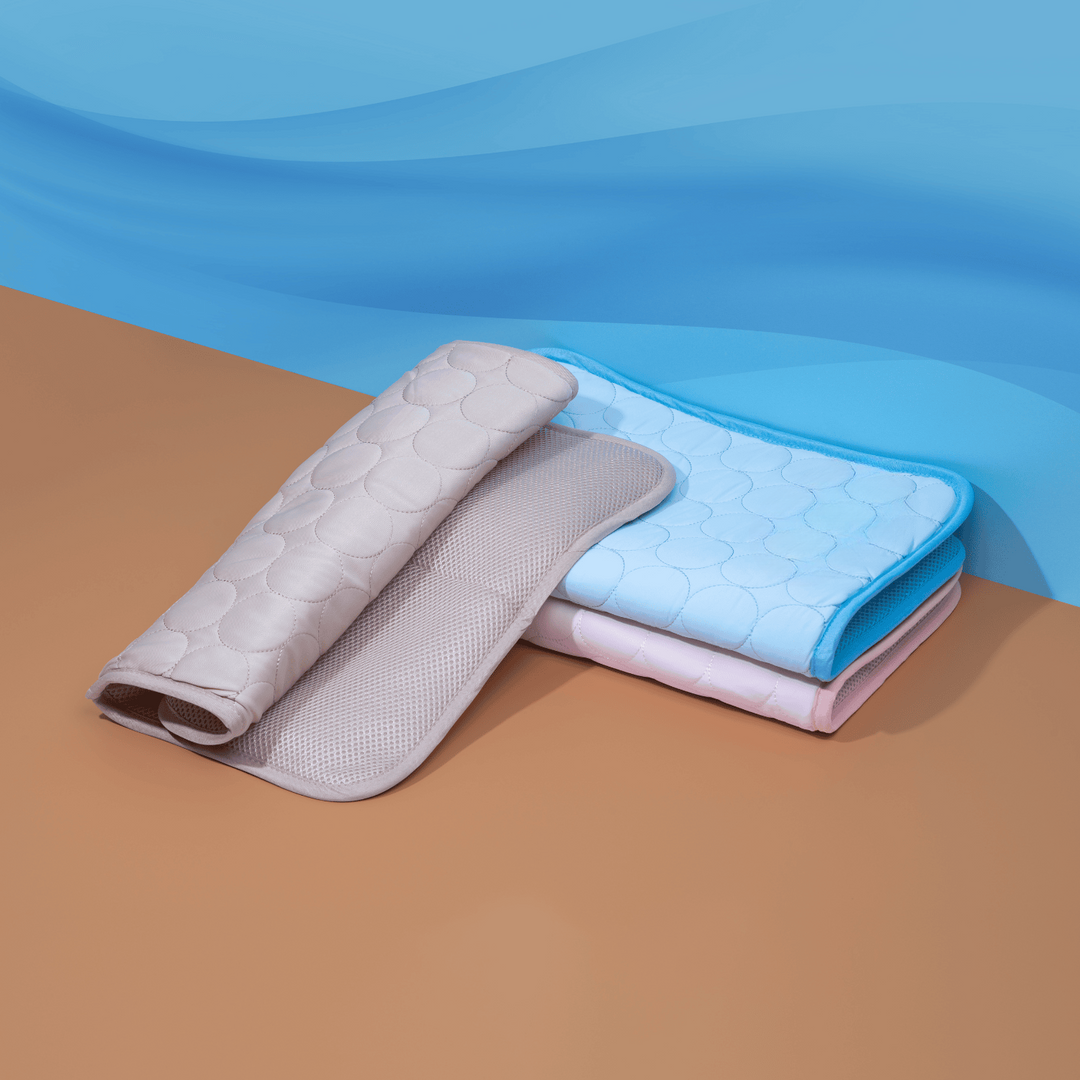 Beige und blaue waschbare Wickelunterlagen, gesteppt, auf braunem Hintergrund.
