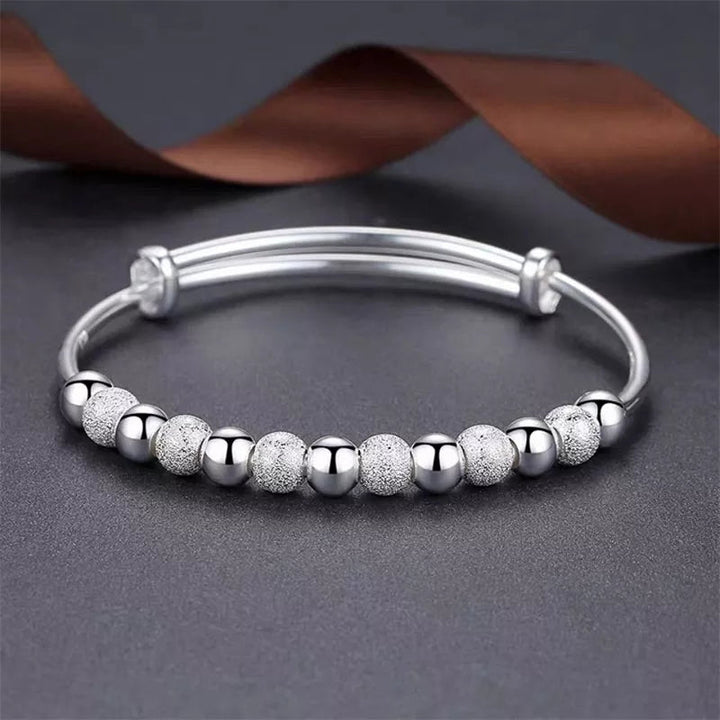Silberarmband mit glänzenden und matten Kugeln, elegantes Schmuckdesign, Damenaccessoire.