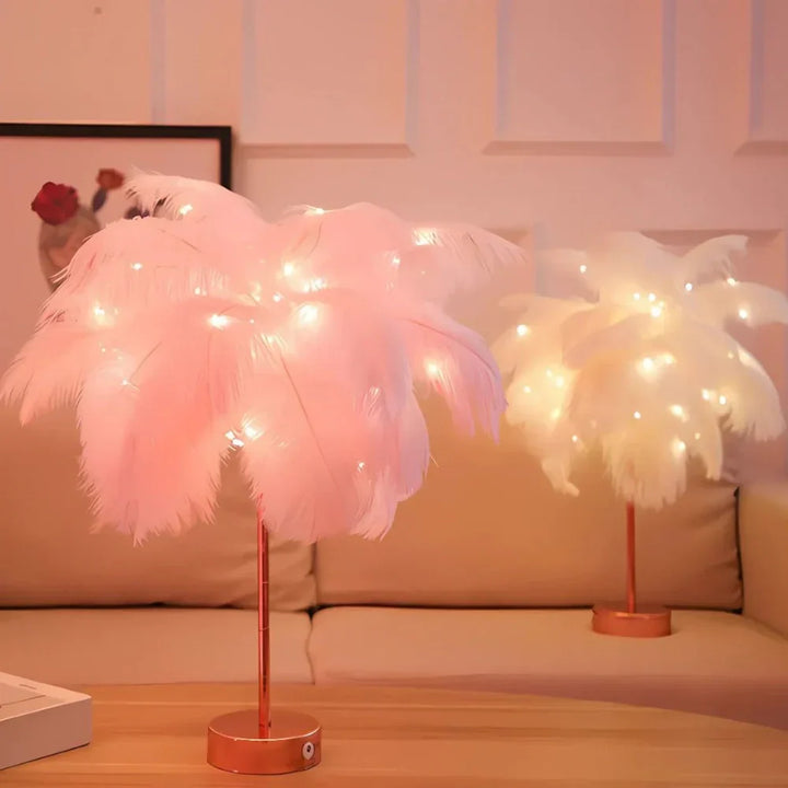 Rosa Federlampe mit LED-Lichtern auf Kupferfuß, dekorative Tischleuchte für Wohnzimmer.
