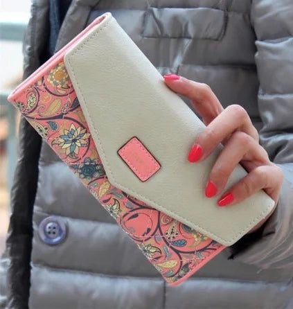 Damenhandtasche, beige und rosa, mit floralem Muster, Leder, elegant, modisch, Accessoire.