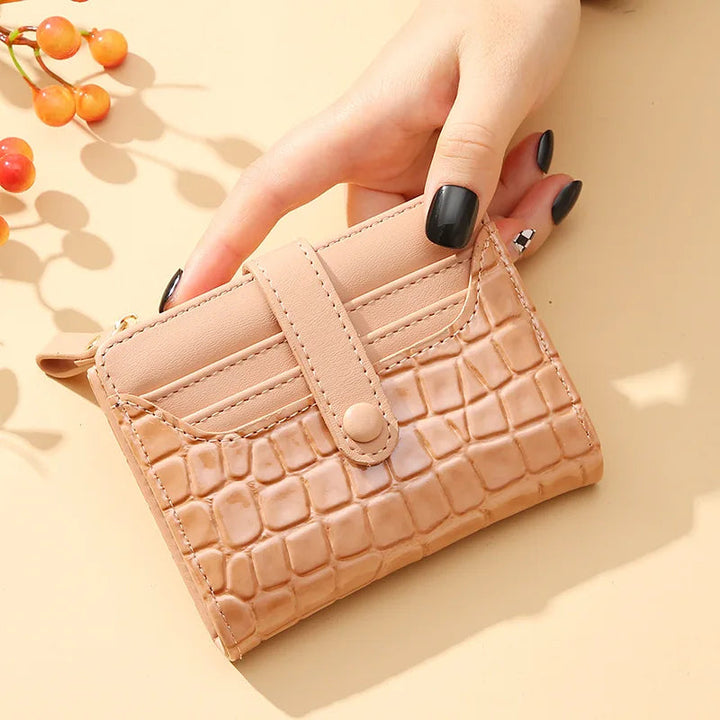 Beige Damen-Geldbörse aus Kunstleder mit Krokodilprägung, kompakt, modisch, handgehalten.