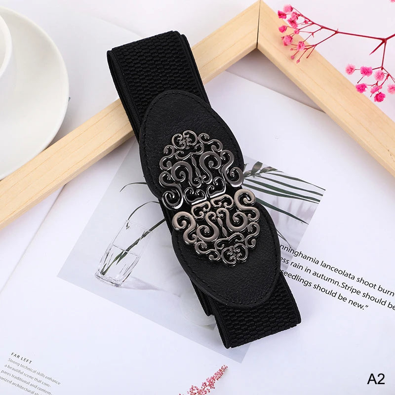 Schwarzer elastischer Gürtel mit silberner Schnalle, Damenmode-Accessoire, elegant und stilvoll.