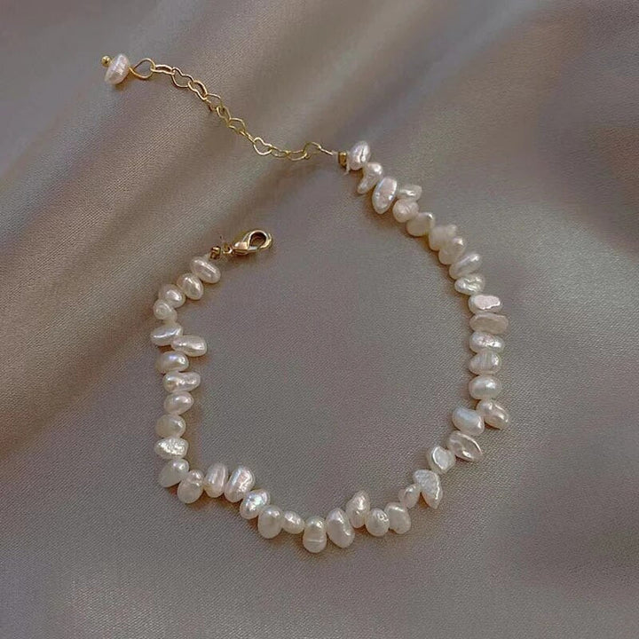 Perlenarmband aus Süßwasserperlen, unregelmäßige Form, goldener Verschluss, Damen-Schmuck.