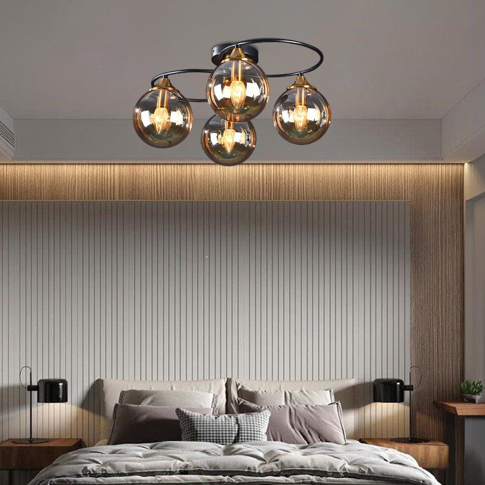 Moderne Deckenleuchte mit rauchgrauen Glaskugeln über einem stilvollen Schlafzimmer.