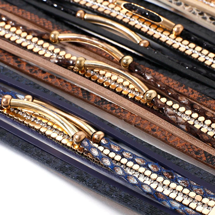 Luxuriöse Hundehalsbänder aus Leder mit goldenen Verzierungen und Strasssteinen, elegant, modisch.