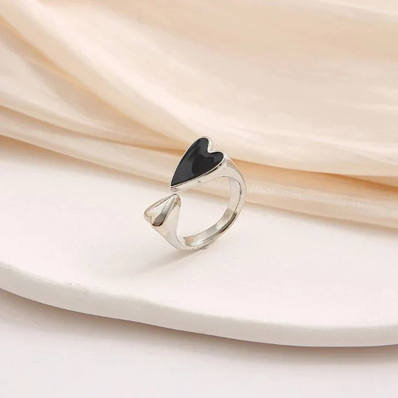 Silberring mit schwarzem Herz, verstellbar, modisch, Damenring, Schmuckaccessoire.