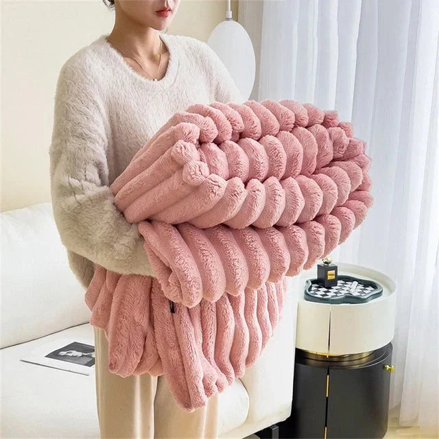 Frau hält rosa Plüschdecke, weiches Material, gemütlich, Wohnzimmer, Heimdekoration.