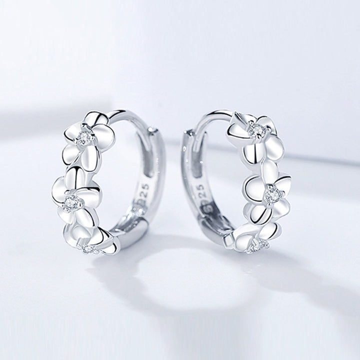 Silberne Creolen mit Blumenmuster und Zirkonia, eleganter Schmuck für Damen.