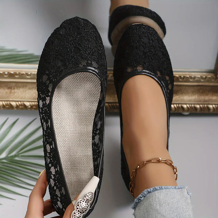 Schwarze Damen-Ballerinas aus Spitze, elegant, bequem, modisch, ideal für Freizeit und Büro.